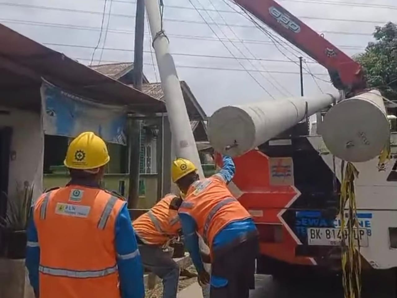 FASILITASI: Petugas PLN pasang tiang listrik di Desa Karang Rejo atas fasilitasi dari Wakil Ketua DPRD Sumut, Ricky Anthony.