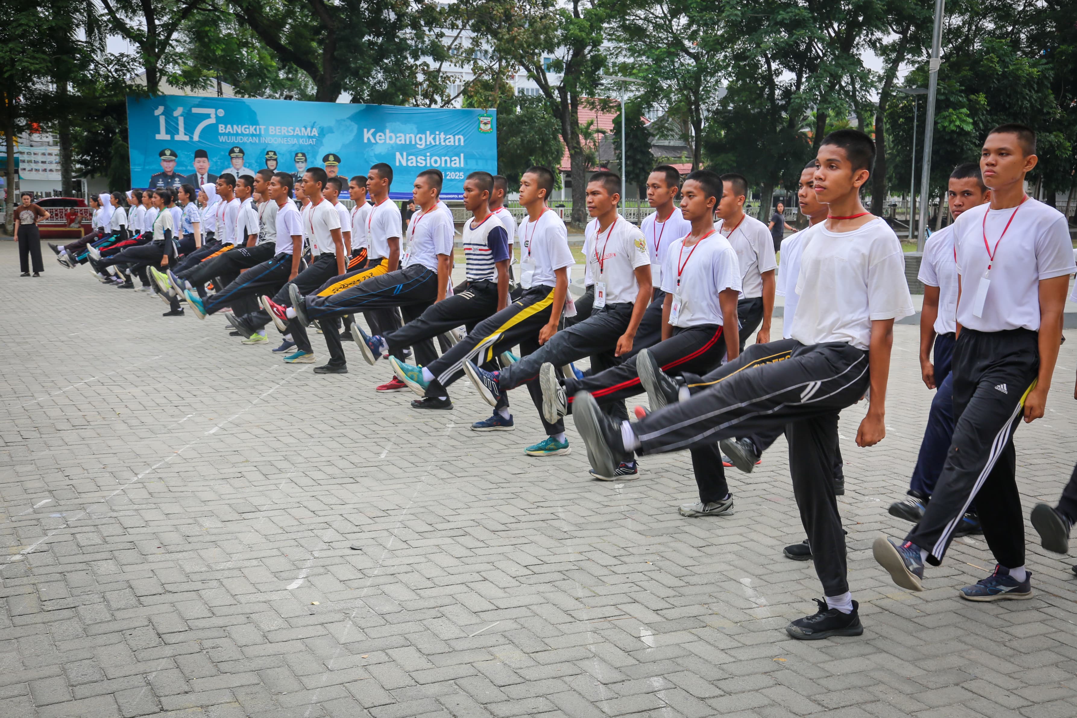 LATIHAN: Calon Anggota Paskibraka sedang latihan di Lapangan  Adam Malik Siantar.