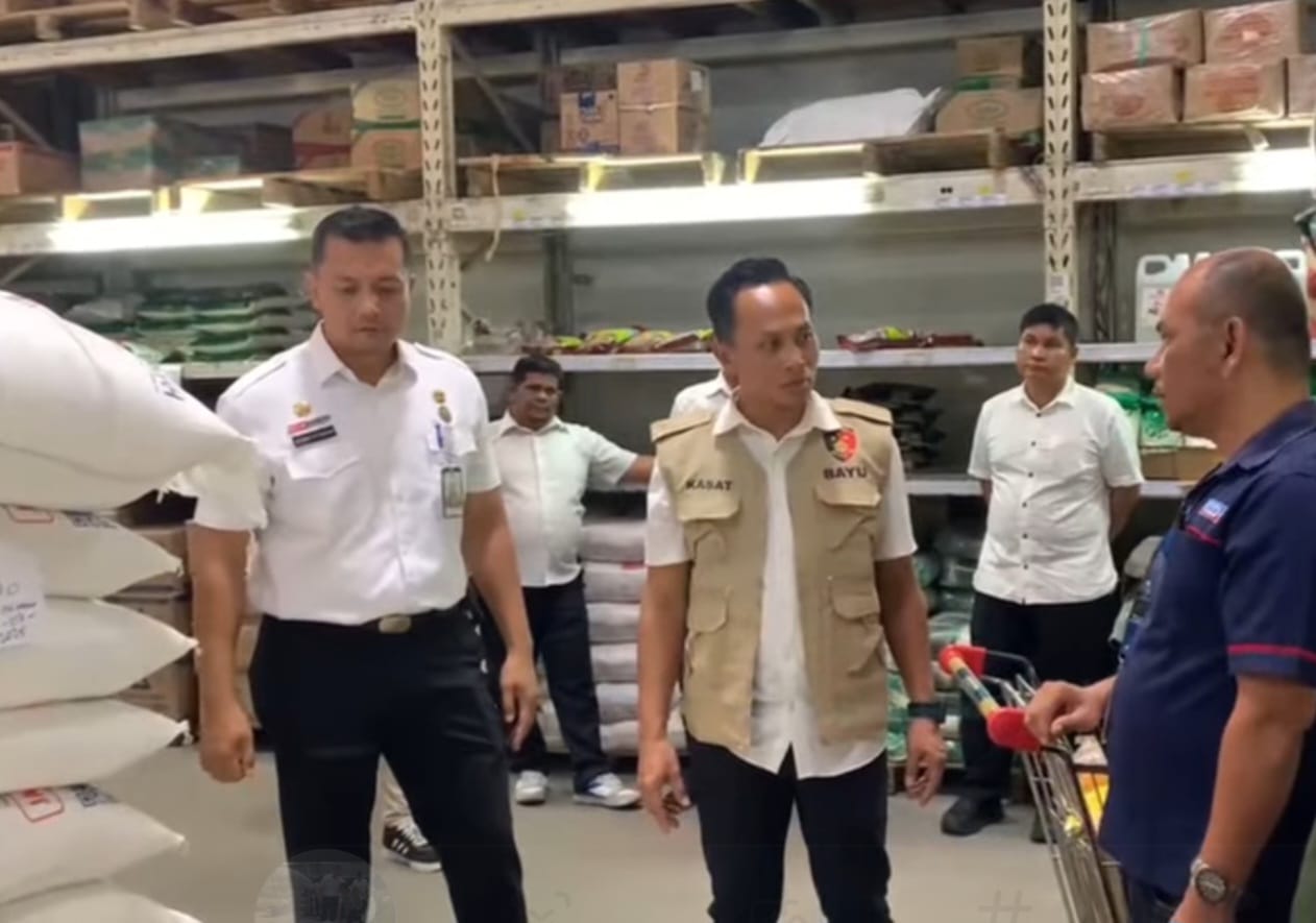 SIDAK: Kepala Dinas Ketahanan Pangan Pertanian dan Perikanan (DKP3) Kota Medan, Gelora Ginting saat melakukan sidak ke Indogrosir.