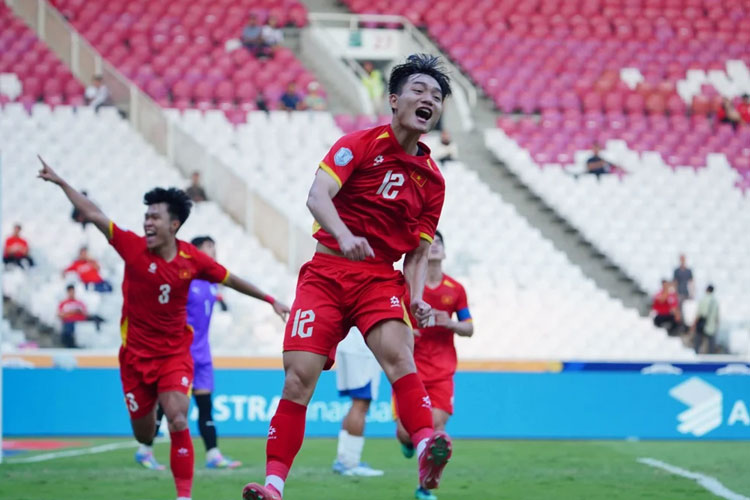 GOL: enyerang Vietnam, Nguyen Xuan Bac selebrasi usai mencetak gol ke gawang Filipina dalam laga semifinal Piala AFF U-23 2025 di Stadion Gelora Bung Karno, Jakarta, (25/7/2025). (Dok: aseanutdfc.com)