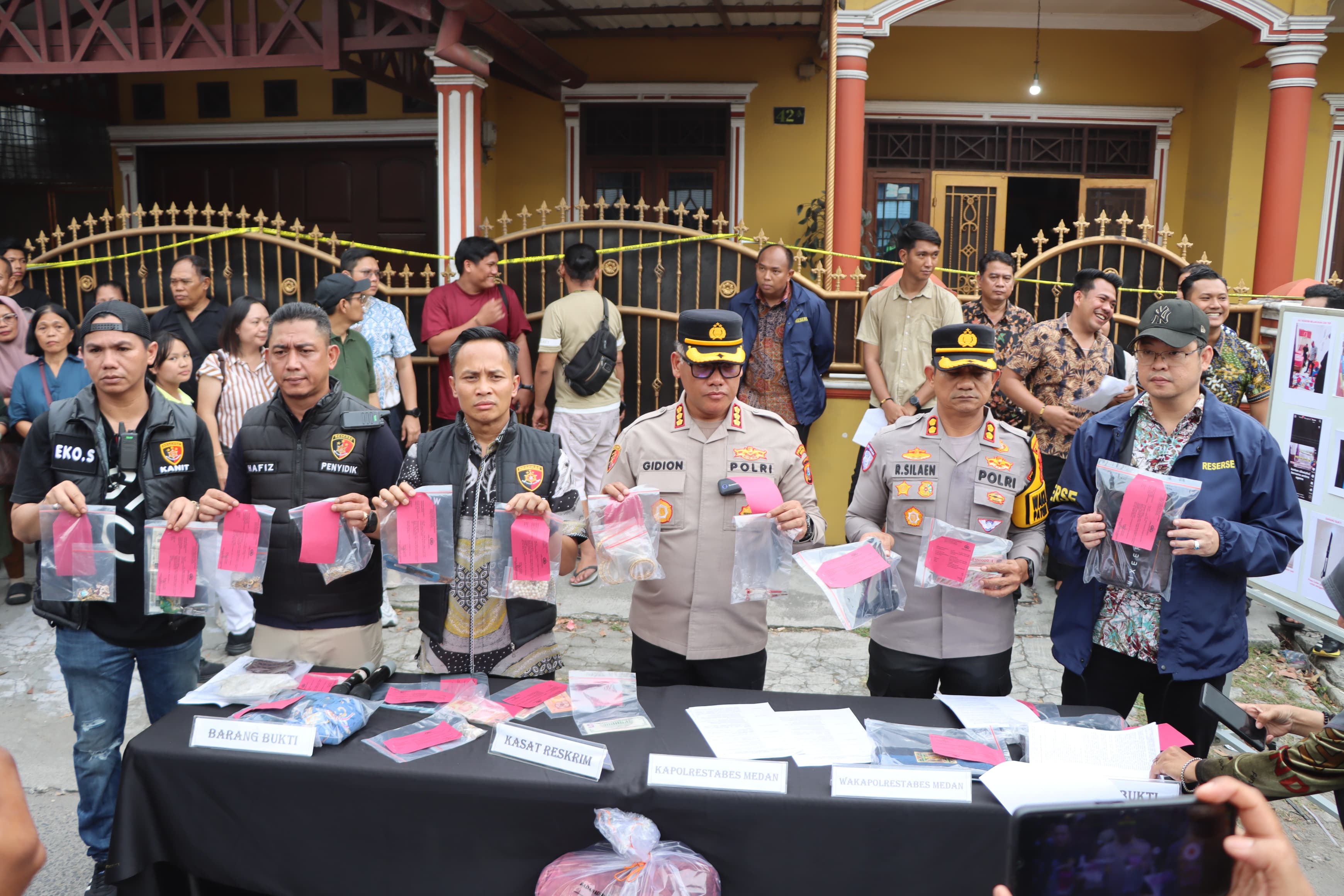 MEMAPARKAN: Kapolrestabes Medan, Kombes Pol Gidion Arif Setyawan memaparkan kasus pembunuhan lansia di Helvetia, Jumat (25/7) sore.