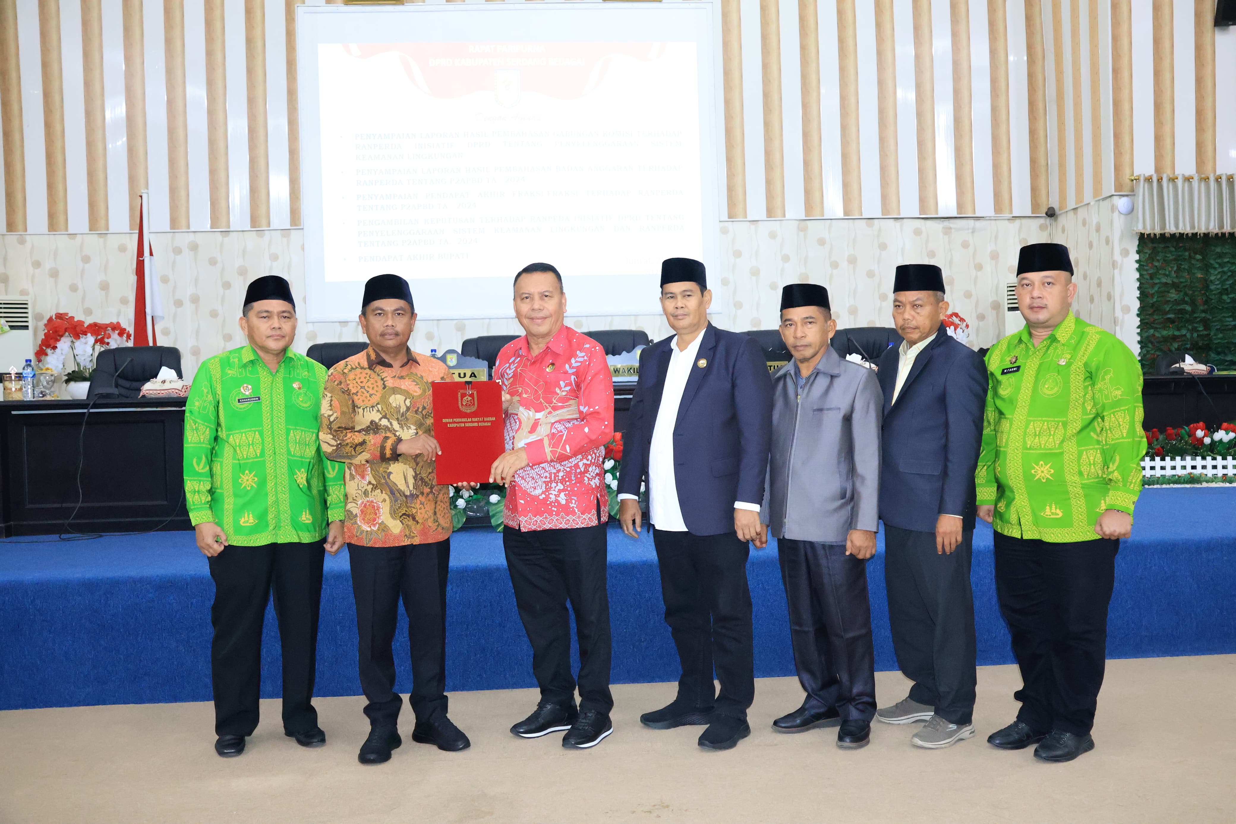 BERSAMA: Bupati Sergai Darma Wijaya bersama Ketua DPRD Sergai Togar Situmorang dan Pimpinan lainnya.