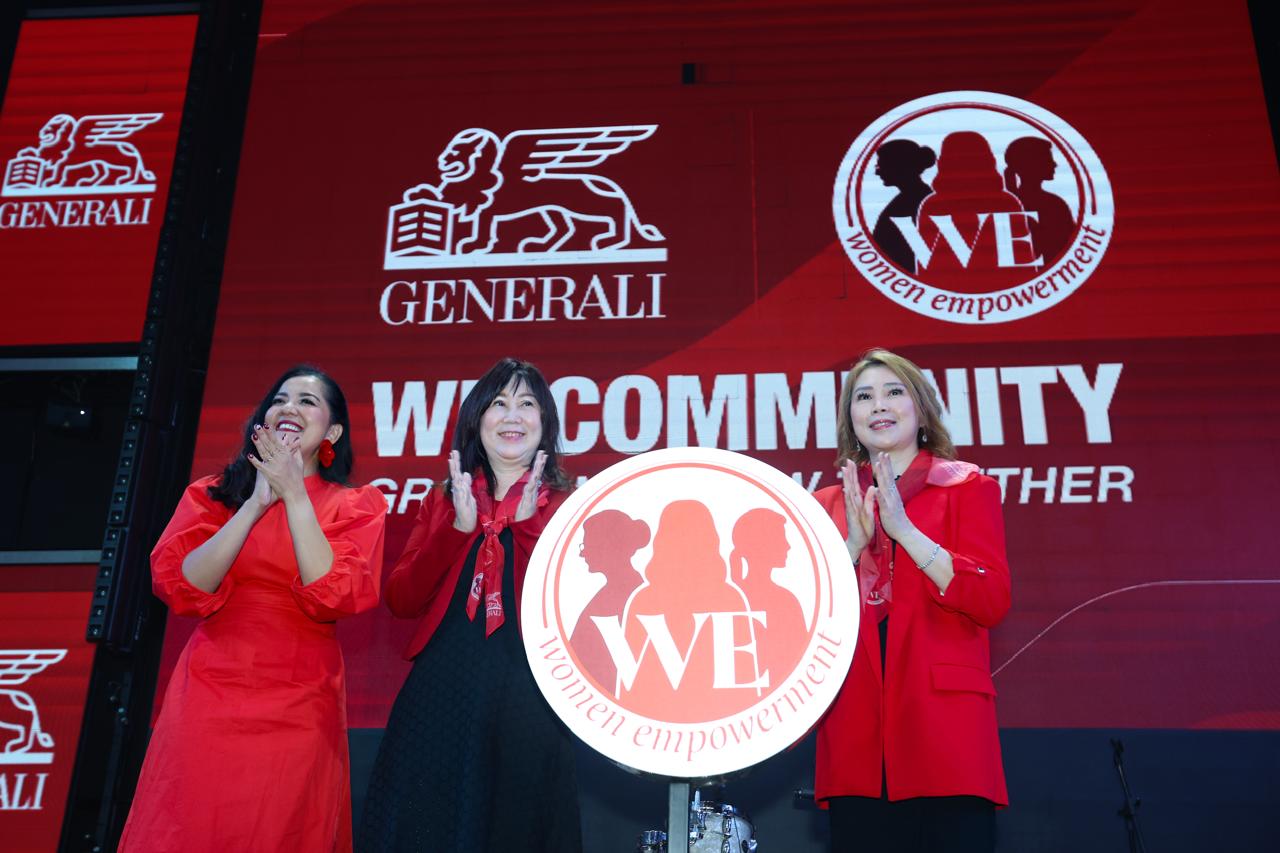 Direktur and Chief Agency Officer Generali Indonesia, Jutany Japit (tengah), bersama perwakilan tenaga pemasar perempuan, Iriany (kanan) dan public figure, Ivy Batuta (kiri). Foto : Generali Indonesia