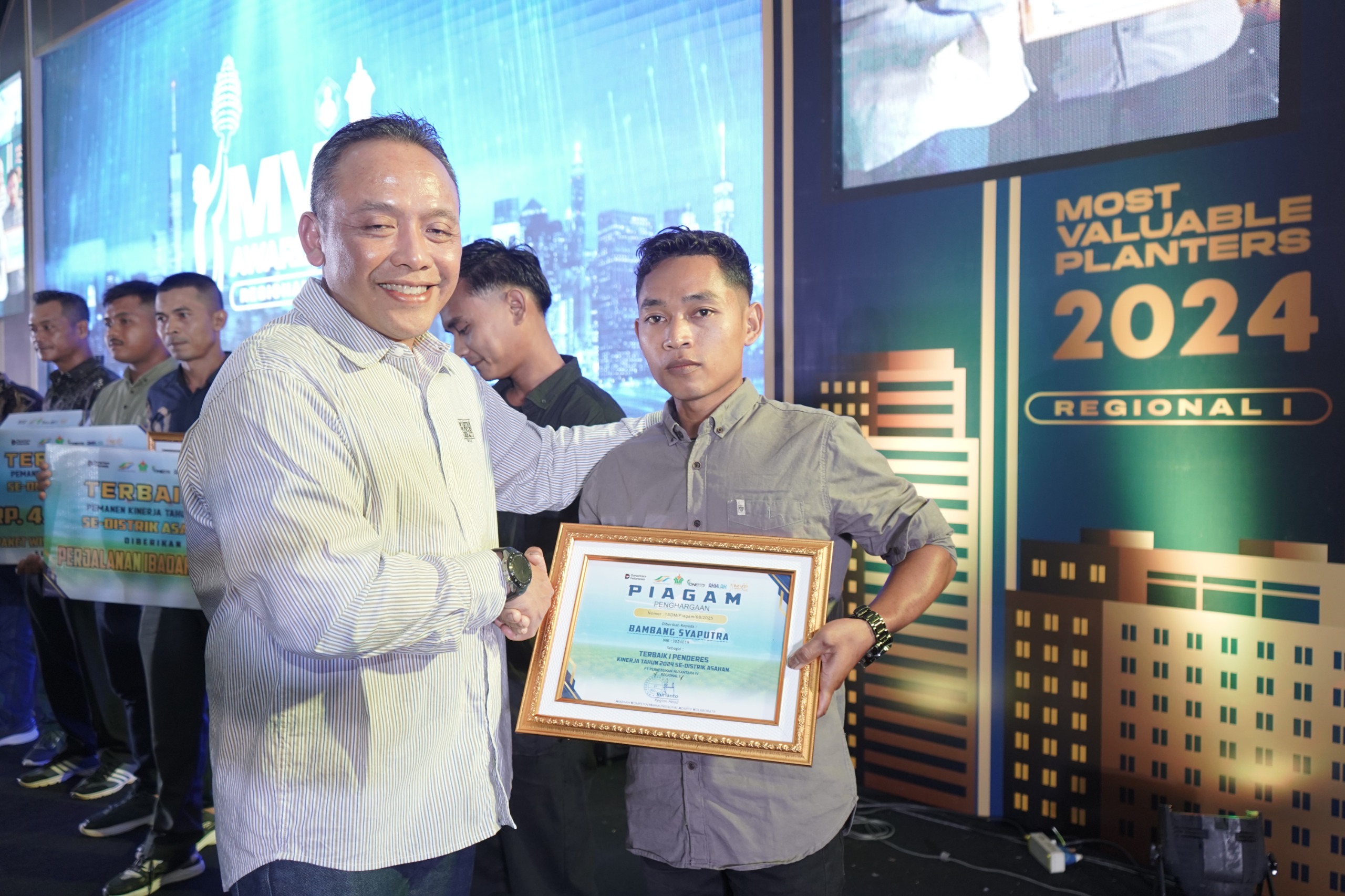 PENGHARGAAN: Dirut PTPN IV Jatmiko K Santosa saat memberikan penghargaan MVP Award.