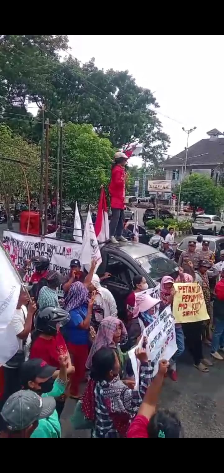 Wali Kota Siantar, Wesli Silalahi cueki masyarakat Kelurahan Gurilla, Kecamatan Siantar Sitalasari kembali unjuk rasa ke DPRD Siantar, Jumat (25/7).