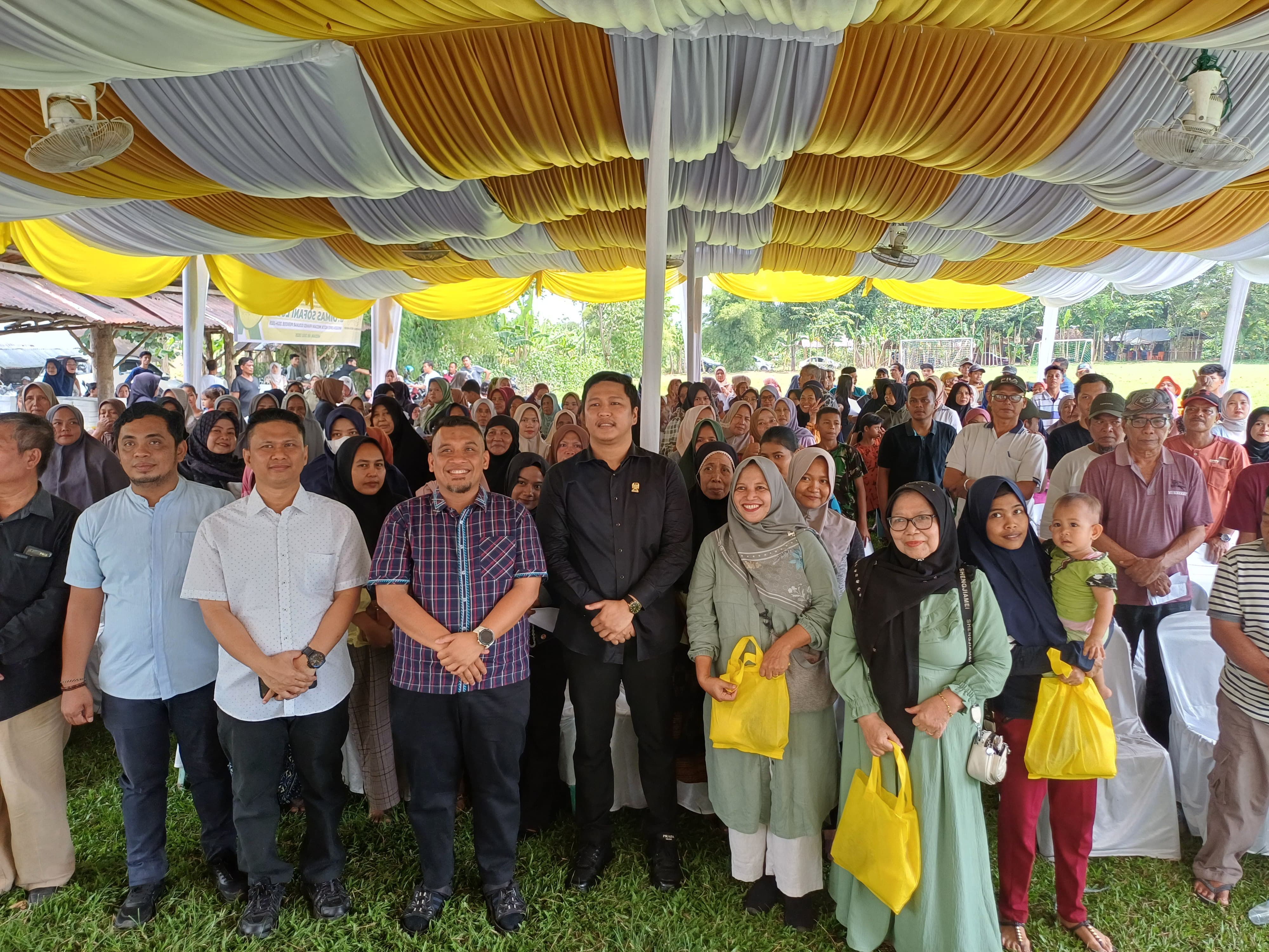 RESES: Anggota DPRD Medan Fraksi Golkar, dr Dimas Sofani Lubis menggelar Reses di Jalan Bunga Raya Gg Keluarga Sejahtera, Asam Kumbang, Medan, Minggu (27/7/2025). (Dok: Markus Pasaribu/ Sumut Pos)