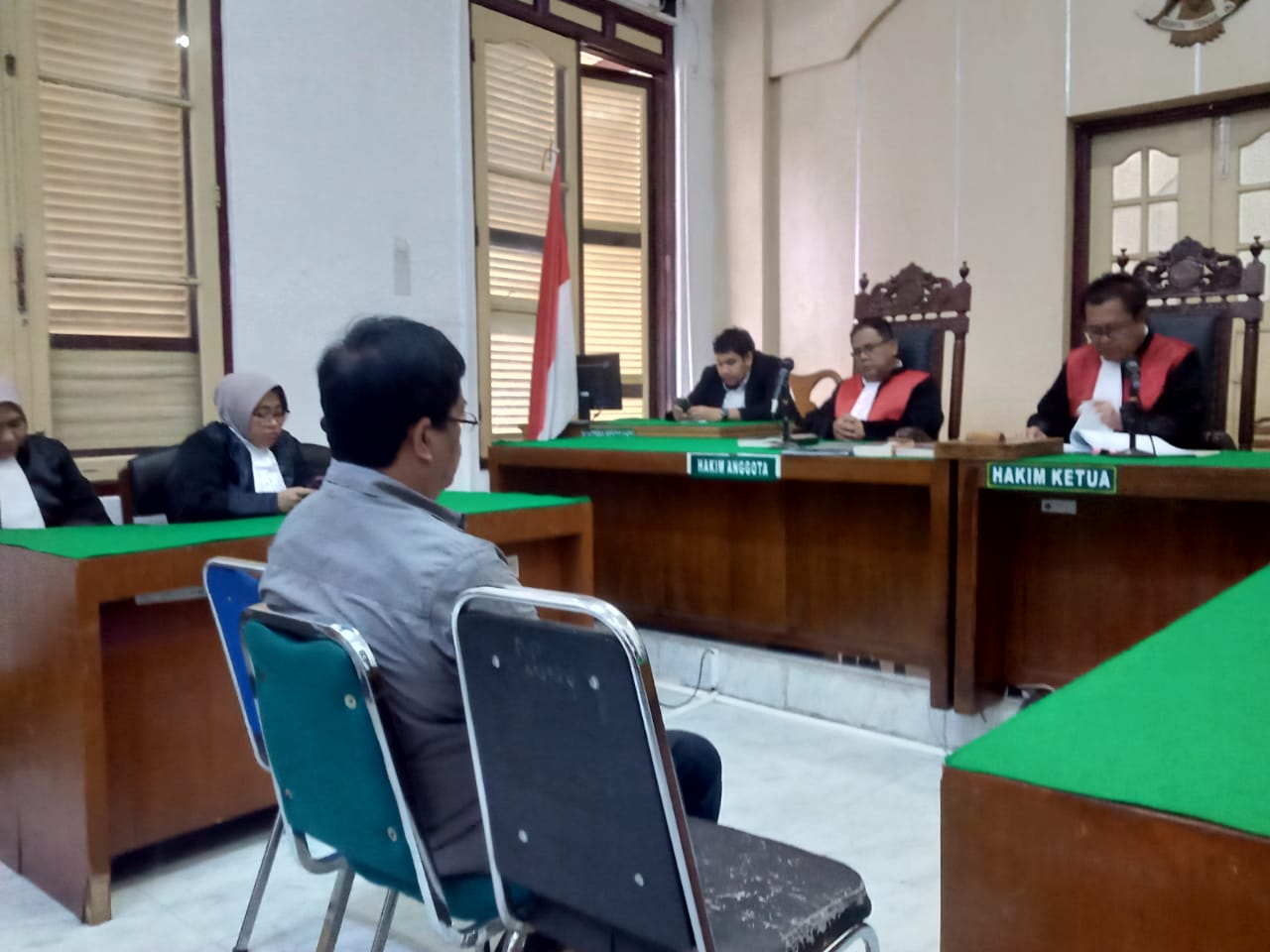 SIDANG: Eks anggota DPRD Sumut, Jubel Tambunan terdakwa kasus korupsi saat menjalani sidang putusan di Pengadilan Tipikor Medan. (Dok: istimewa for Sumut Pos)