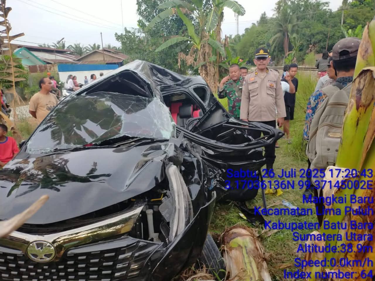RUSAK: Mobil yang ditumpabgi rusak parah setelah laga dengan kereta api di Simalungun. (Dok: istimewa for Sumut Pos)