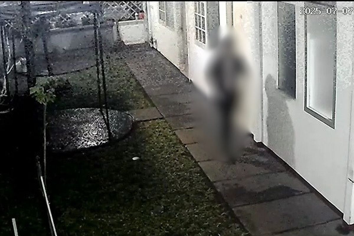 MELINTAS: Korban ADP saat terekam CCTV di rumah kosnya. (Dok: Polda Metro Jaya)