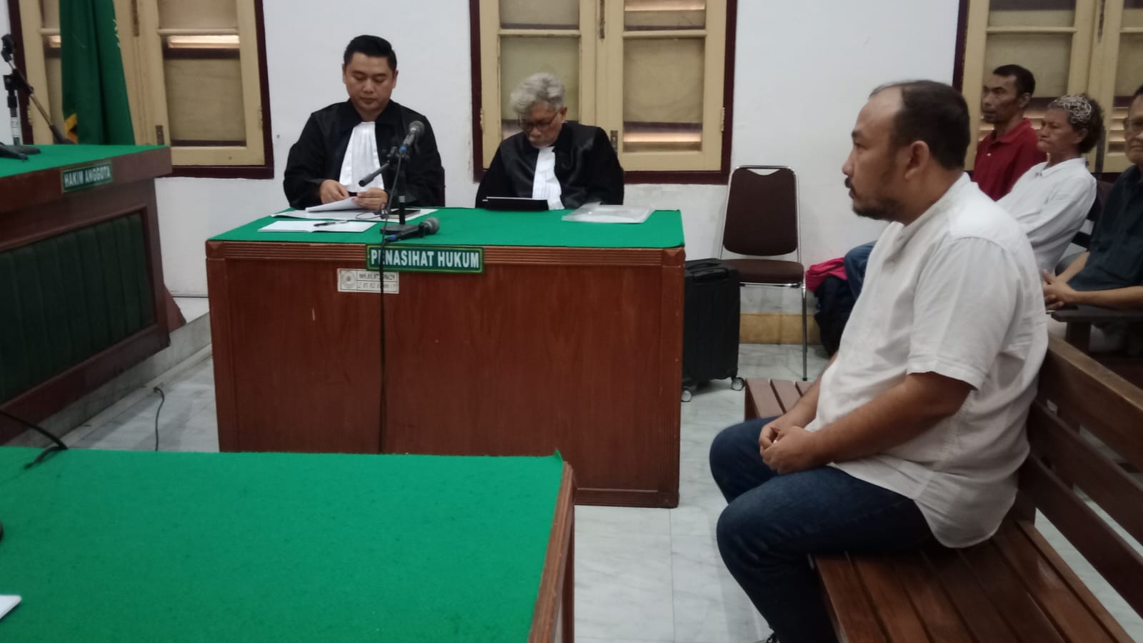 SIDANG: Dirut PT MVP, Hendrick Raharjo terdakwa kasus korupsi menjalani sidang dakwaan di Pengadilan Tipikor Medan, Senin (28/7).