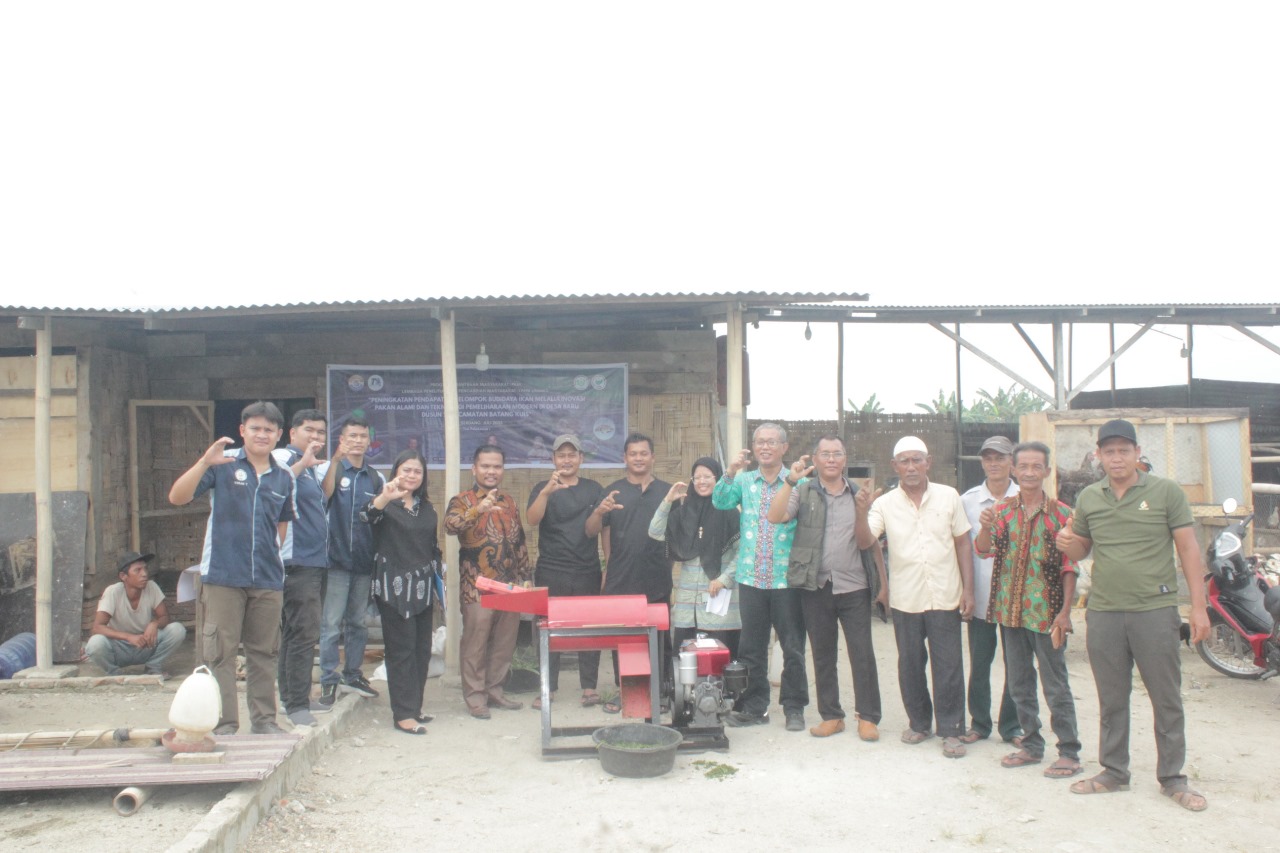 PENGABDIAN: Tim dosen dan mahasiswa Unimed saat bersama kelompok budidaya ikan di Desa Baru Dusun 2, Batangkuis, Deliserdang. (Dokumen Humas Unimed)