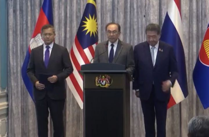 Perdana Menteri Malaysia, Anwar Ibrahim (tengah) dan perwakilan dari Thailand dan Kamboja. (Dok: Facebook)
