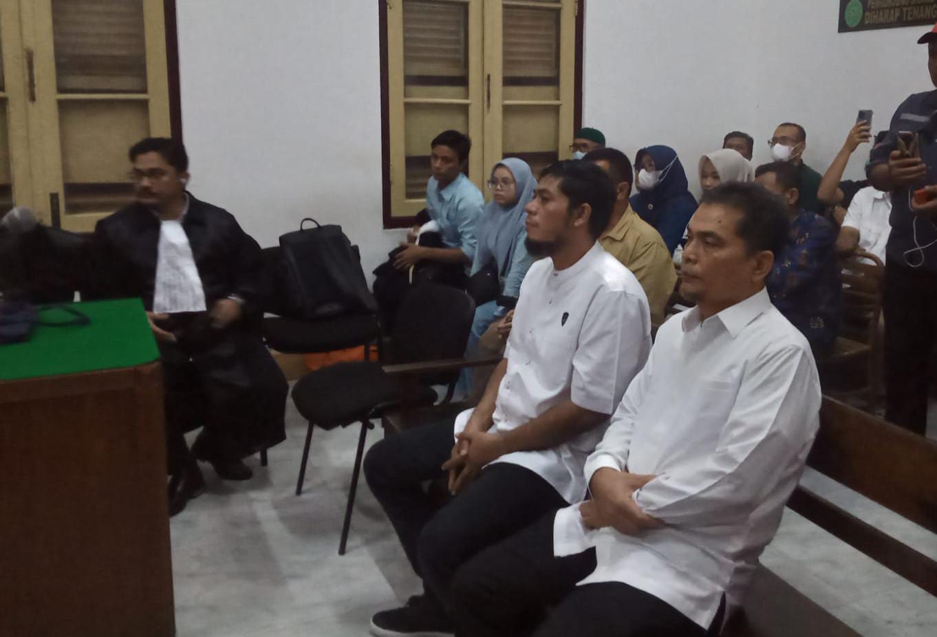 Robby Messa Nura (kiri) selaku rekanan terdakwa korupsi APD Covid-19 Dinkes Sumut, saat menjalani sidang di Pengadilan Tipikor Medan.