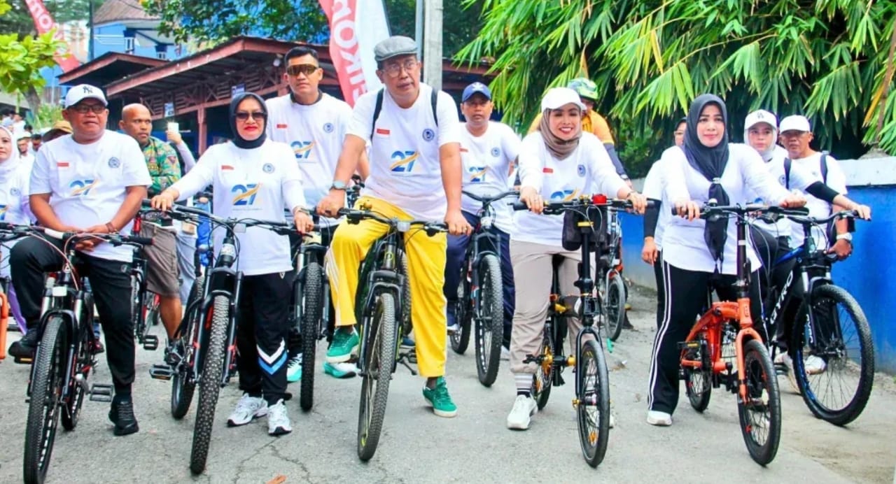 GOWES: Bupati Maya mengikuti gowes bareng dalam rangka menyambut peringatan Hari Dies Natalis Ke-27 Universitas Labuhanbatu.