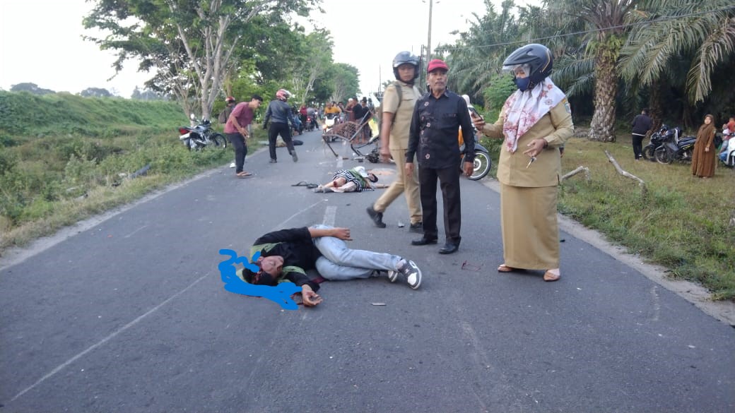 Warga menyaksikan keempat korban mahasiswa UMN Al-Washliyah terkapar usai betor mereka tumpangi ditabrak truk elpiji di Batubara.