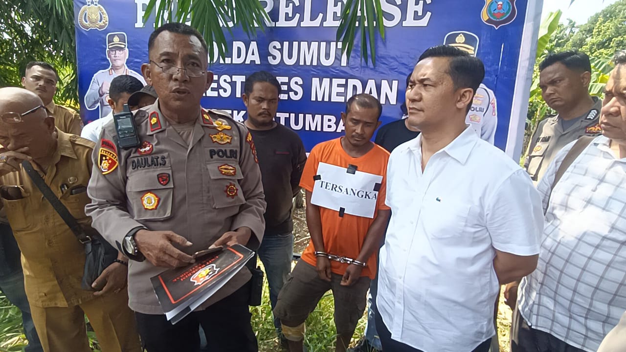 Kapolsek Patumbak, Kompol Daulat Simamora saat memaparkan kasus pembunuhan.