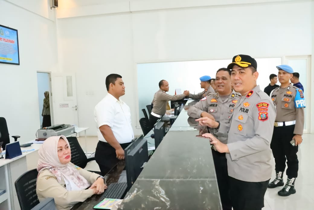 CEK: Waka Polres Tebingtinggi Kompol Rudi Syahputra ketika melakukan pengecekan secara mendadak fasilitas pelayanan kepada masyarakat di Kota Tebingtinggi.
