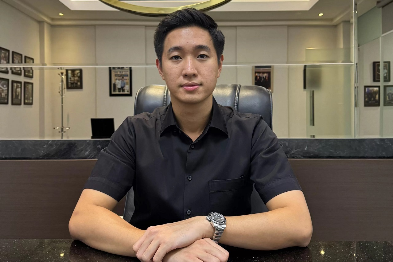 Kuasa hukum Jawa Pos Daniel Julian Tangkau menanggapi klaim kepemilikan saham PT Dharma Nyata Press (DNP) yang disampaikan oleh pihak Nany Widjaja. (Dok. Pribadi)