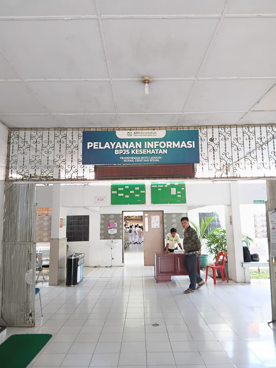 PINTU MASUK: Sebuah pamflet BPJS Kesehatan terpasang di pintu masuk menuju ruangan rawat jalan dan rawat inap pasien Rumah Sakit Jiwa Prof dr&nbsp;M&nbsp;Ildrem&nbsp;Medan.