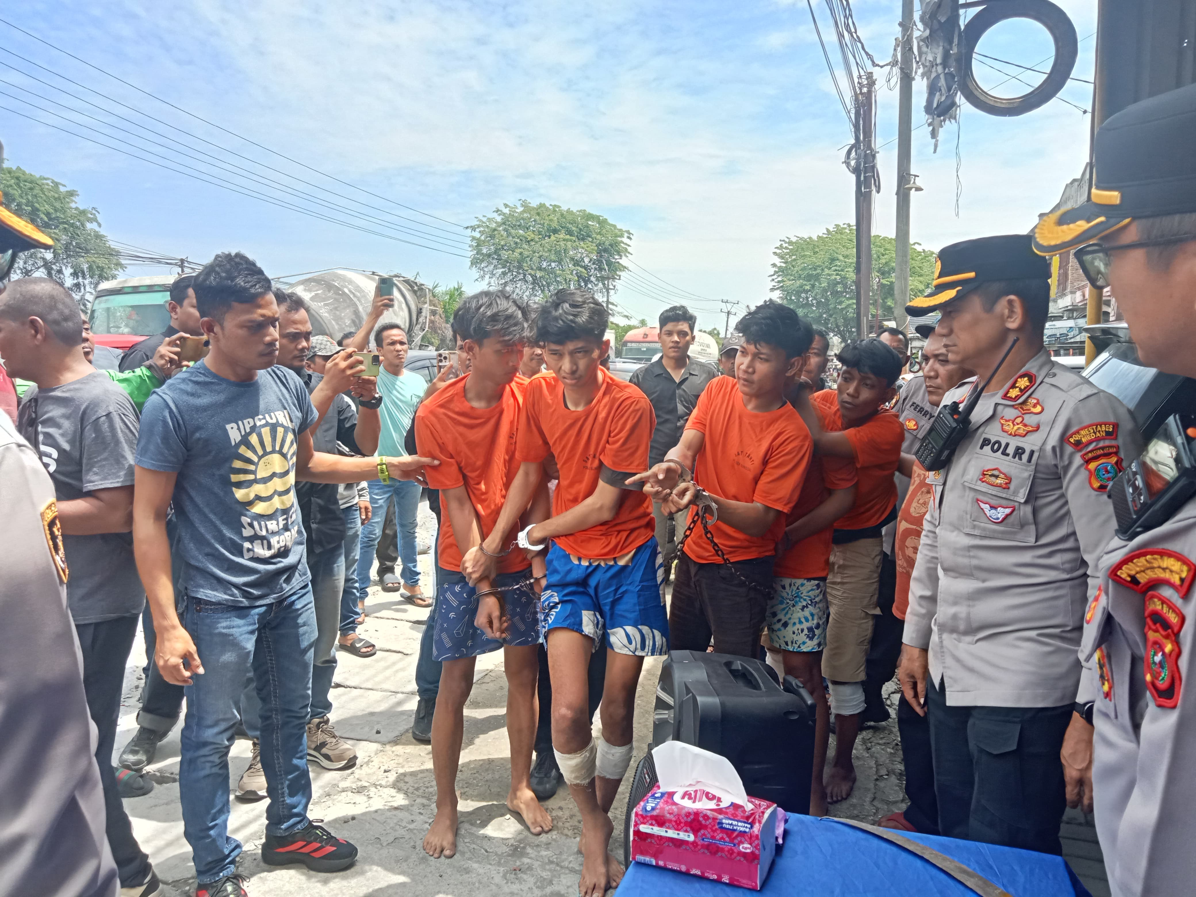 DITANGKAP: Lima komplotan begal sadis yang ditangkap Polsek Sunggal, Selasa (29/7).