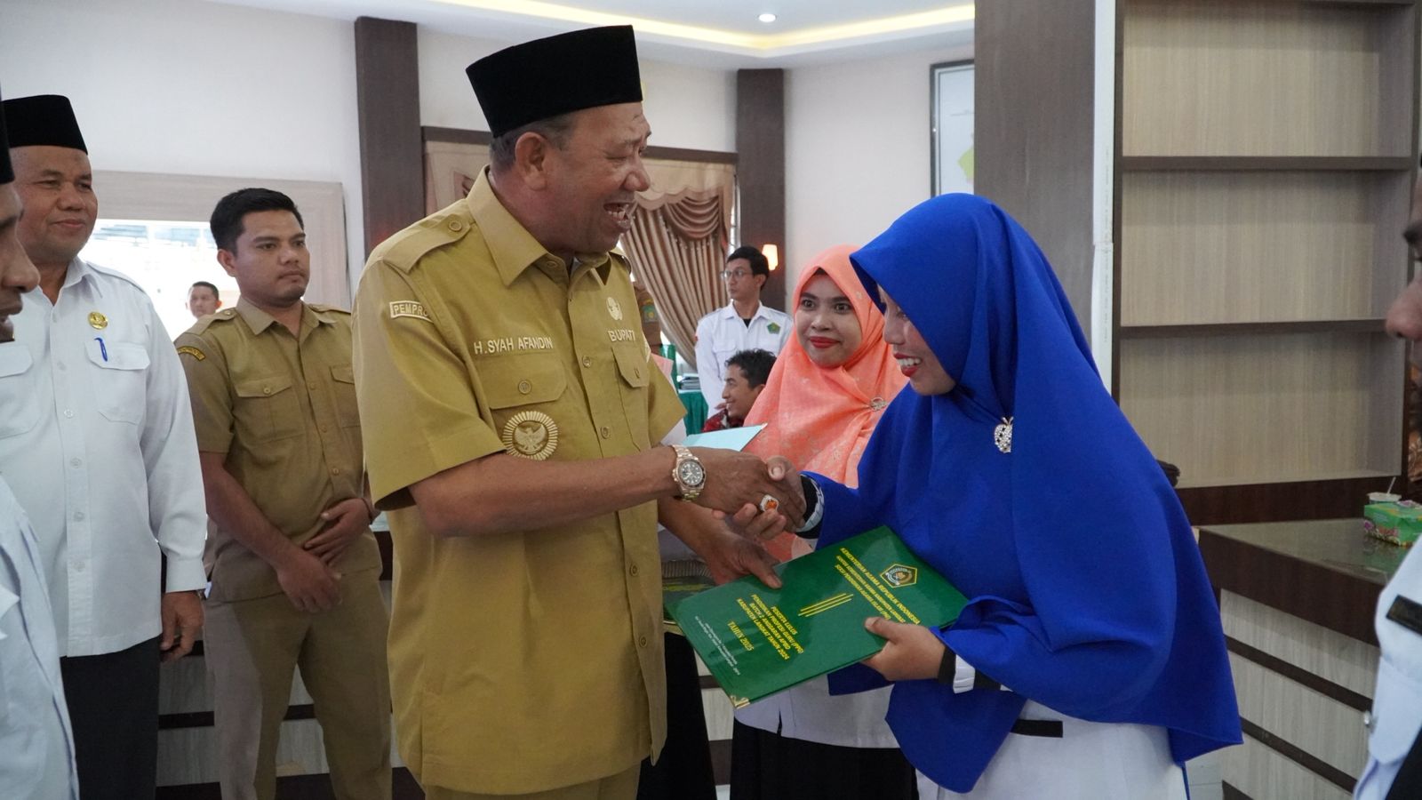 SERAHKAN: Bupati Langkat, Syah Afandin saat menyerahkan sertifikat pendidik yang dinyatakan PPG Batch 2 tahun 2024.