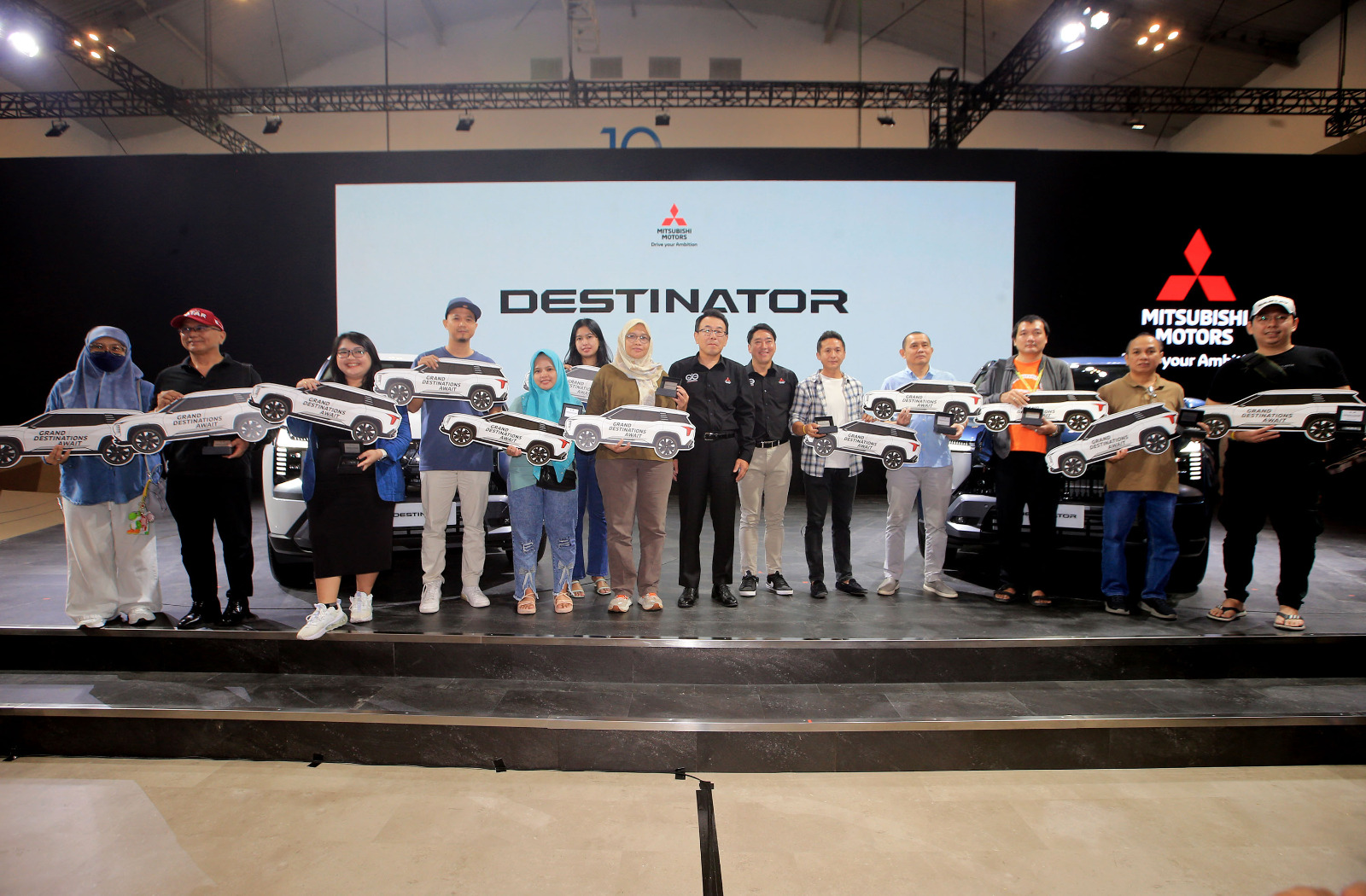 SIMBOLIS: Penyerahan secara simbolis 50 konsumen dan Shabrina Leanor dan Fajar Noor, pemenang dan runner-up Indonesian Idol Season XIII All New Mitsubishi Destinator Pada GIIAS, Sabtu (26/7/2025).