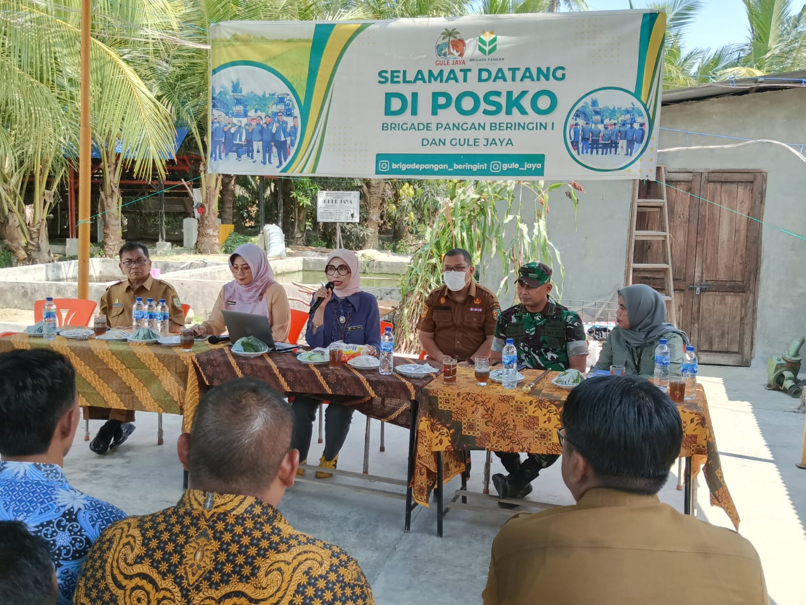 Kepala BPSDMP Kementerian Pertanian, Ida Arsyanti bersama jajaran pejabat Kementan dan Forkopimda saat berdialog dengan petani, Senin (28/7/2025 )