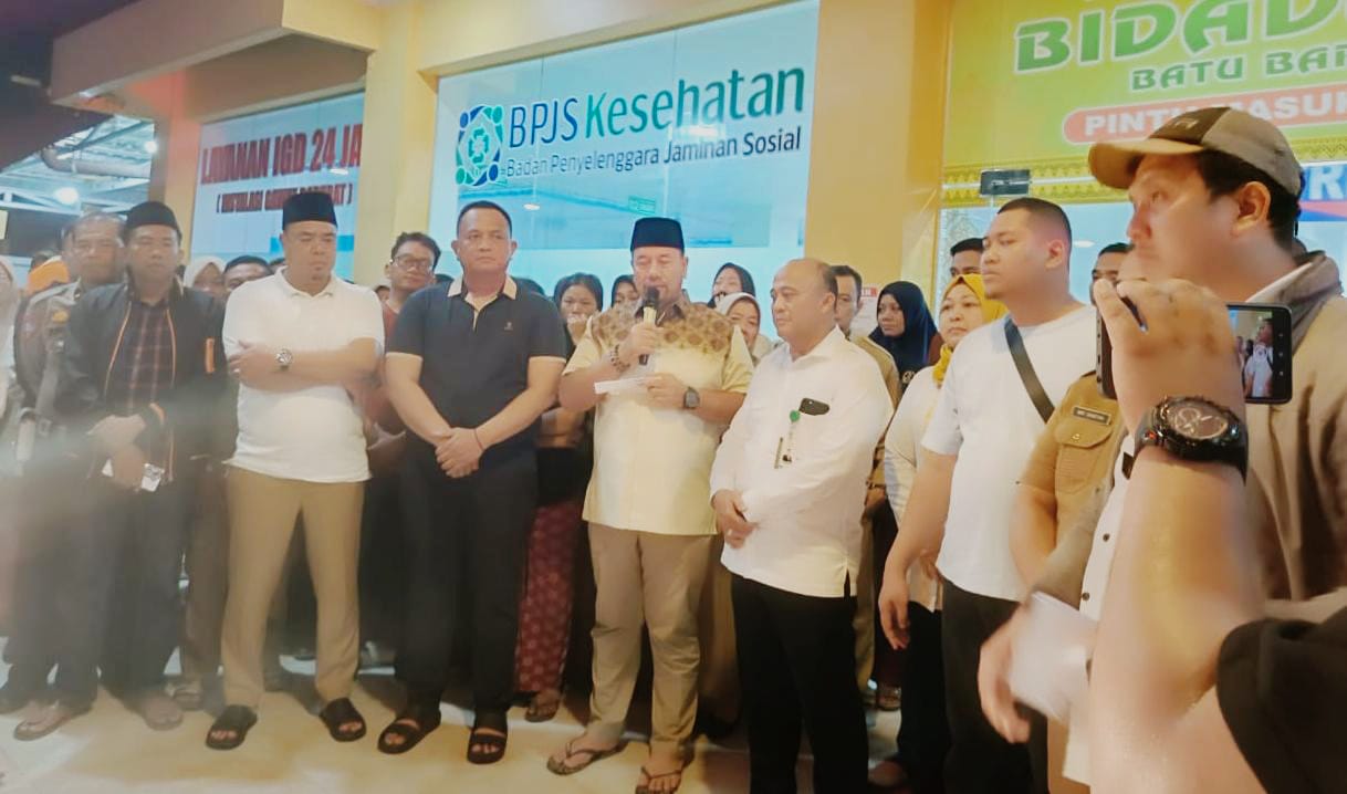BERDUKA: Bupati Batubara H Baharuddin Siagian (tengah) bersama Wakil Rektor III UMN Al-Washliyah Dr Samsul Bahri MPd mengunjungi RS Bidadari Batubara.