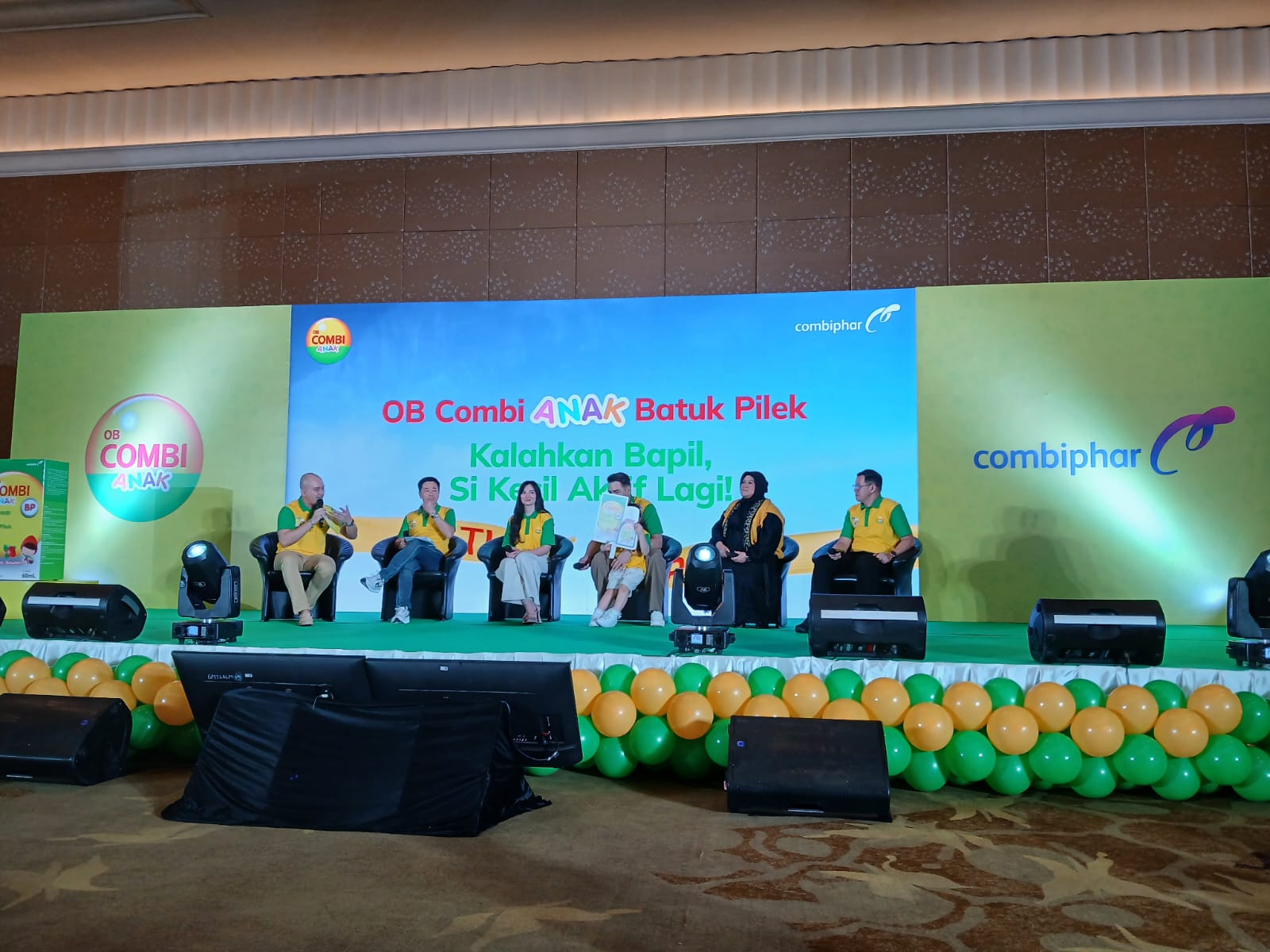 Weitarsa Hendarto (Direktur Combiphar), Asmirandah dan Jonas Rivanno (figur publik), dr. Kanya Ayu Paramastri, Sp.A (Dokter Spesialis Anak), dan Sandi Wijaya pada peluncuran OB Combi Anak Batuk Pilek.