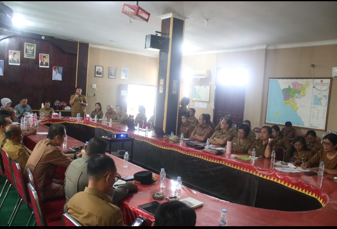 TERIMA: Pemkab Nias Barat menerima kunjungan Kemenko PMK) RIdi ruang AFO Bappelitbangda, Onolimbu, Kecamatan Lahomi, pada Selasa (29/7/2025)