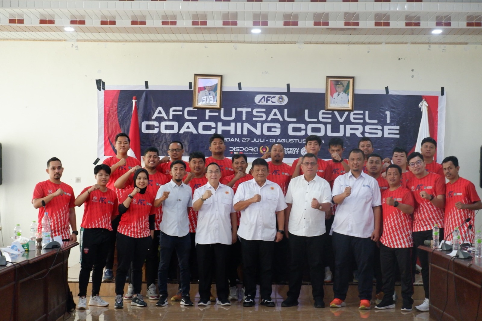 Ketua Umum KONI Sumut Kolonel (Purn) Hatunggal Siregar didampingi Sekum Syahrial Pulungan, Waketum III Irwan Pulungan dan Wabendum Ingan H Pane, foto bersama instruktur dan peserta Kursus.