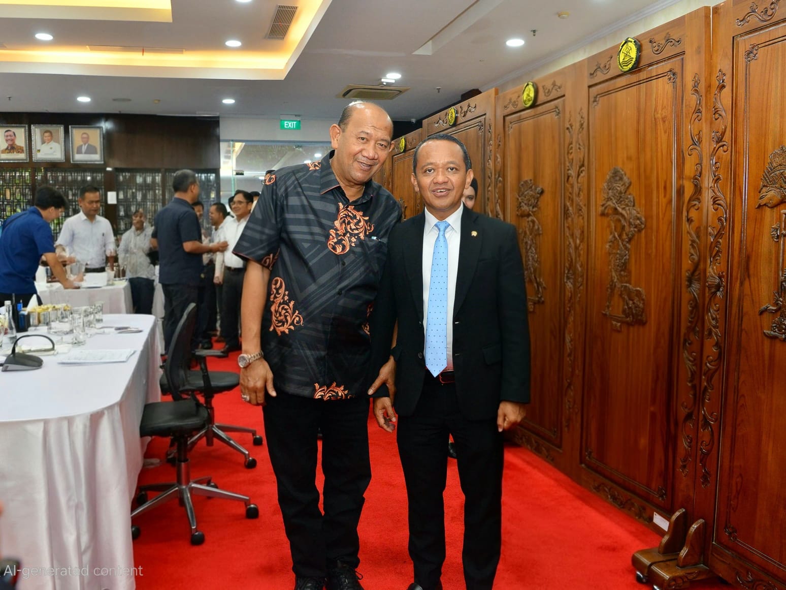 Bupati Langkat, Syah Afandin (kiri) foto bersama Menteri Bahlil Lahadalia (kanan) usai mengikuti rakoor legalitas sumur minyak.