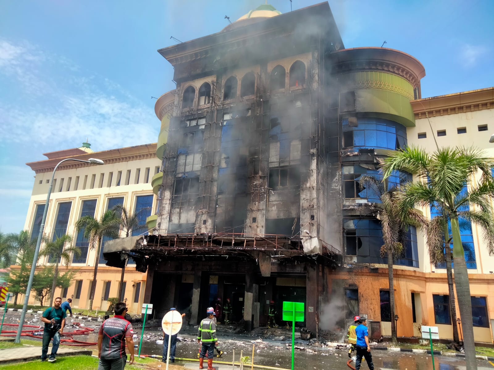 TERBAKAR: Gedung Madina Al Munawwarah Asrama Haji Medan yang berlokasi di Jalan Jenderal Besar A.H. Nasution.