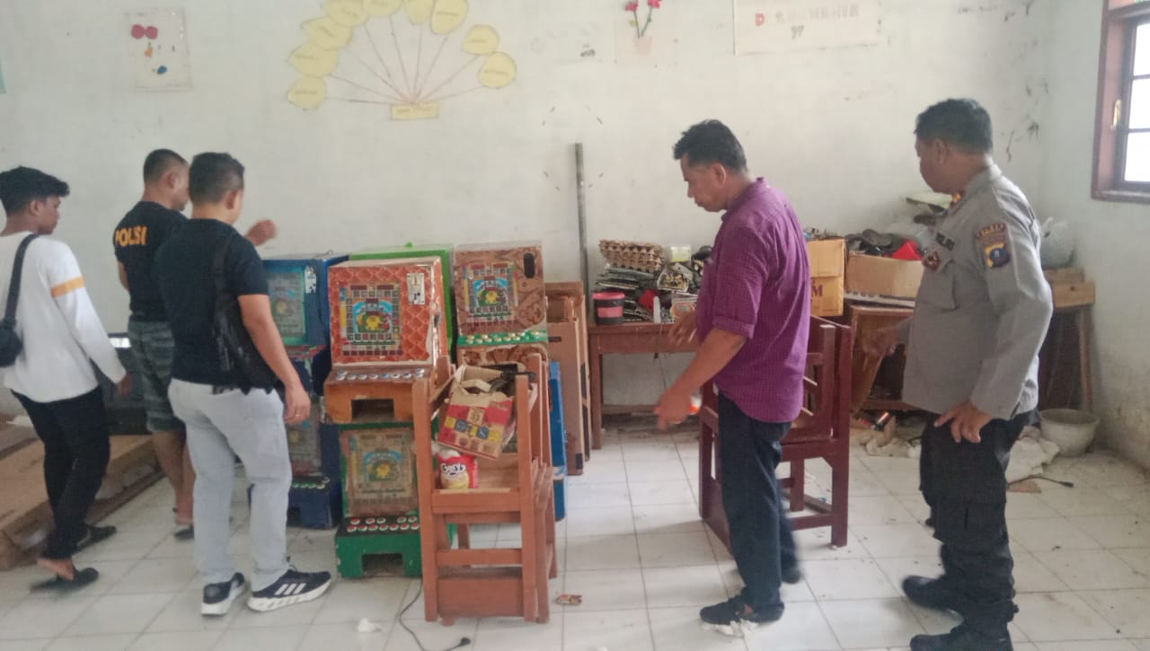 AMANKAN: Polsek Bahorok amankan puluhan mesin judi yang dsimpan di sekolah SD Negeri di Bahorok.