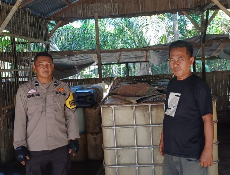GEREBEK: Sejumlah jerigen dan drum ditemukan di lokasi dugaan penimbun BBM Subsidi (ist)
