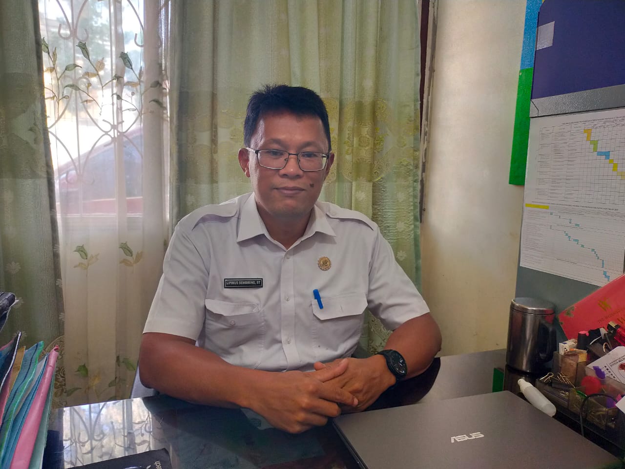 TERANGKAN: Kabag Perekonomian Setda Dairi dan Kepala Sekretariat Pansel Direksi PD Pasar dan Perumda Pembangunan, Lipinus Sembiring menerangkan pembentukan Perumda Pembangunan, Rabu (30/7/2025).