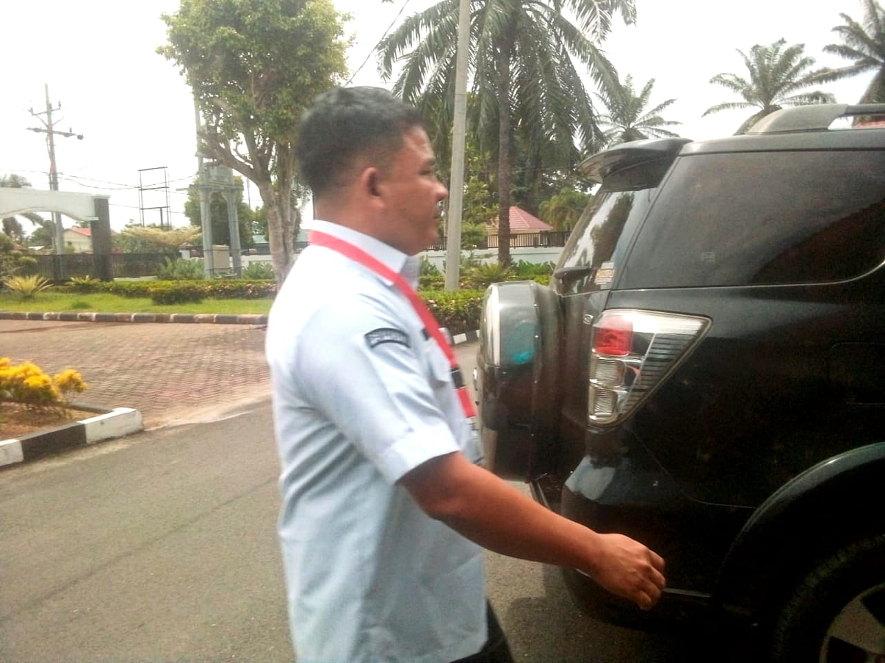 Supriadi yang bertindak sebagai PPK pengadaan smartboard TA 2024 saat di Kantor Kejari Langkat untuk diambil keterangan.