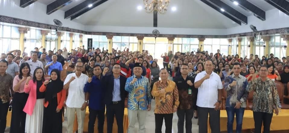 DIABADIKAN. Rektor Universitas Quality Berastagi, Jainal Togatotop, Sekda Dairi, Surung Charles Lamhot Bantjin, Ketua DPRD, Sabam Sibarani, Plt Kadis Pendidikan, Mariady Harsoyo Simanjorang.