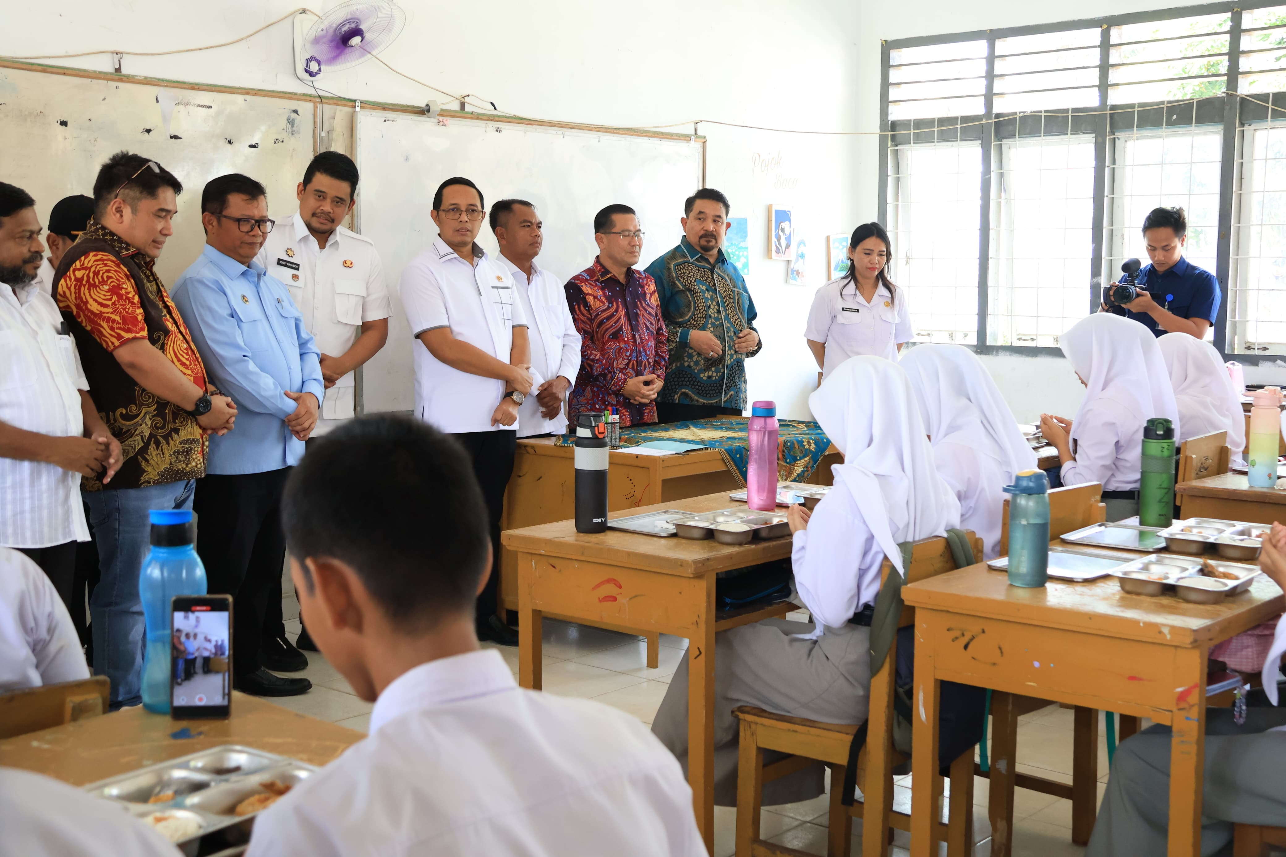 TINJAU: Kepala Komunikasi Kepresidenan RI Hasan Nasbi didampingi Gubernur Sumut Bobby Nasution dan Bupati Sergau H. Darma Wijaya meninjau pelaksanaan Program MBG di SMA Negeri  Sei Rampah.