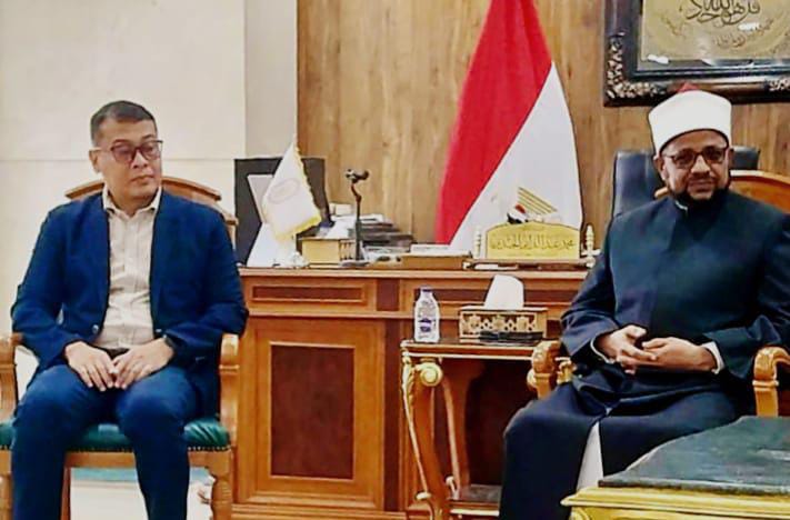 MESIR: Dr Rudianto MSi (kiri) bersama Prof Dr Mohamed El-Gendy di Gedung Al-Azhar  Islamic Research Academy Mesir.