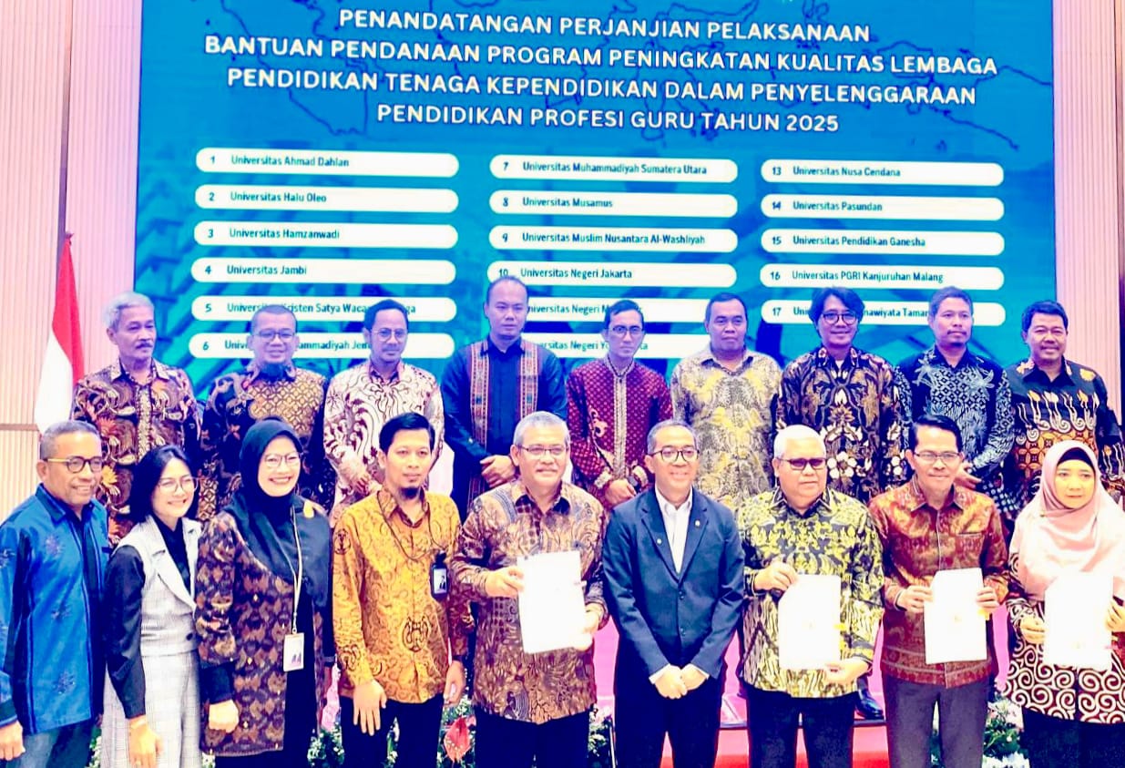 REVITALISASI LPTK: Dr Dedy Juliandri Panjaitan MSi (baris belakang, 4 kiri) bersama menteri Diktisaintek dan pimpinan perguruan tinggi.
