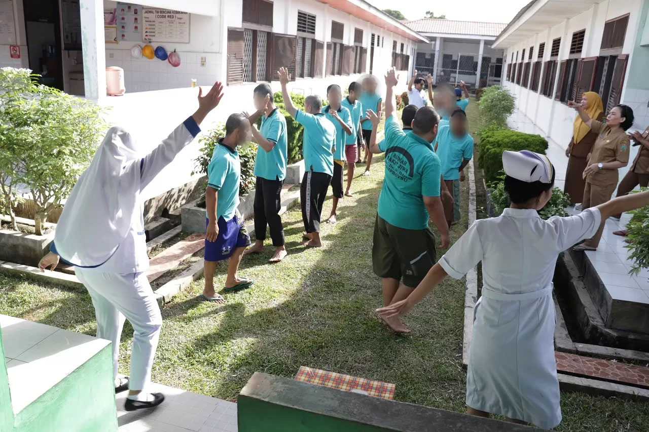 BEROLAHRAGA: Para pasien rawat inap di Rumah Sakit Jiwa Prof dr M Ildrem Medan saat berolahraga pagi.