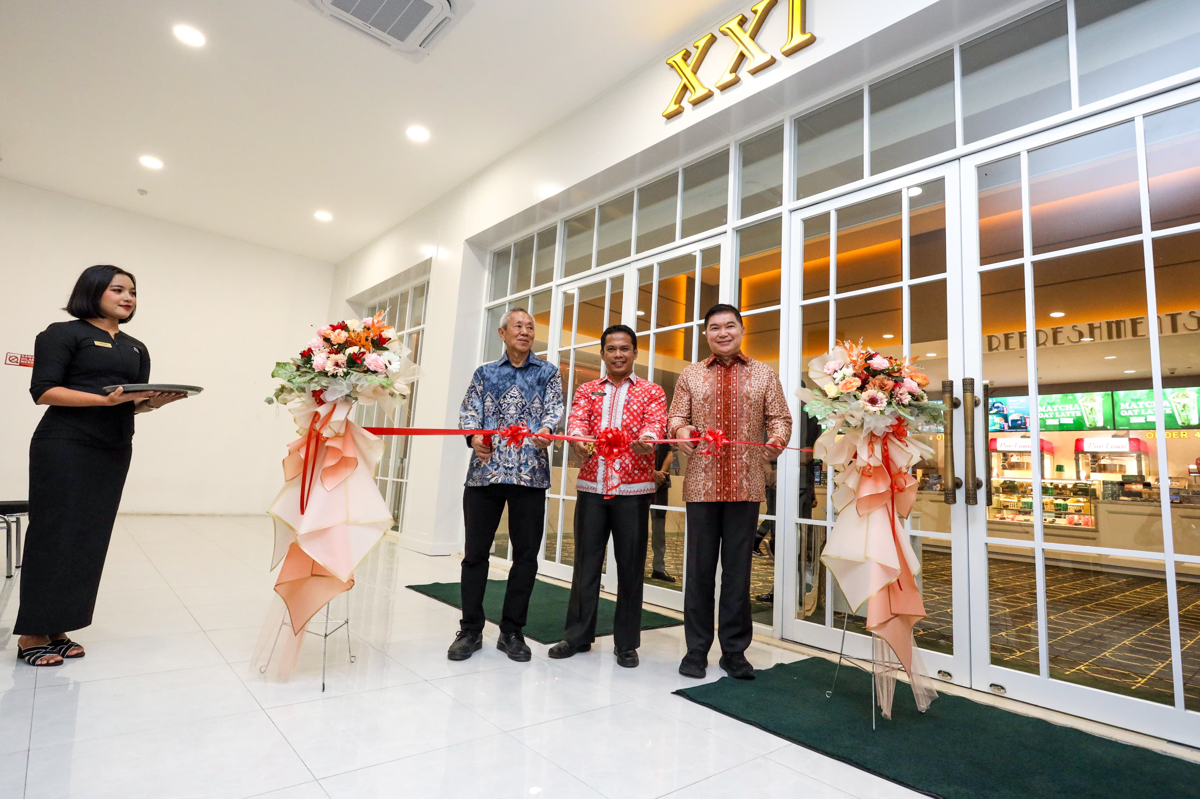 Pengguntingan pita pada peresmian Bioskop Cinema XXI
