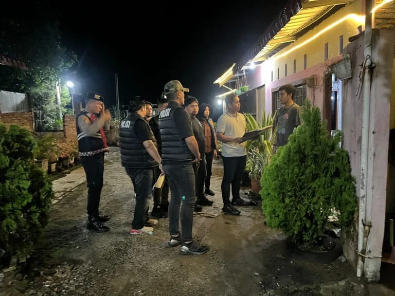 RAZIA: Personel   Sat Reskrim, Sat Sabhara, serta Sie Propam Polres Batubara  saat razia pekat di sejumlah sejumlah hotel dan tempat hiburan malam.