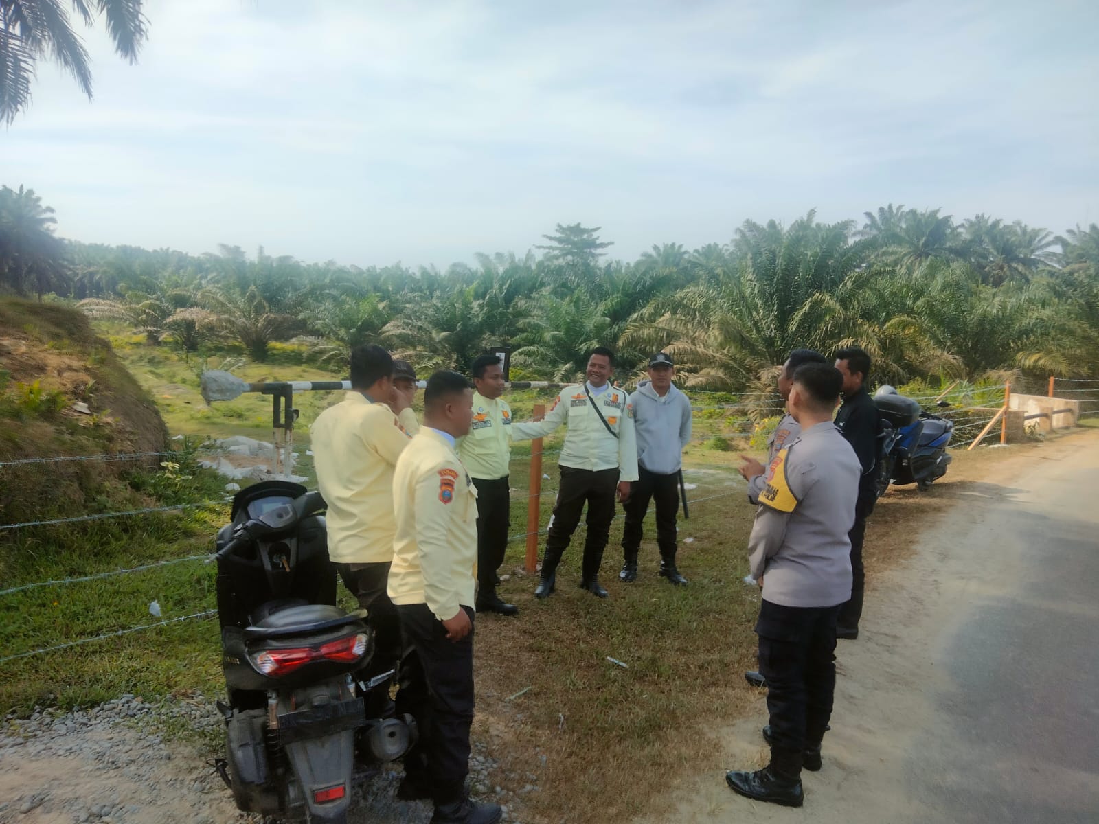 IMBAUAN: Kasat Binmas Polres Tebingtinggi AKP BSM Tarigan dan personil lainnya melakukan himbauan kepada security perkebunan untuk tetap waspada bencana kebakaran.
