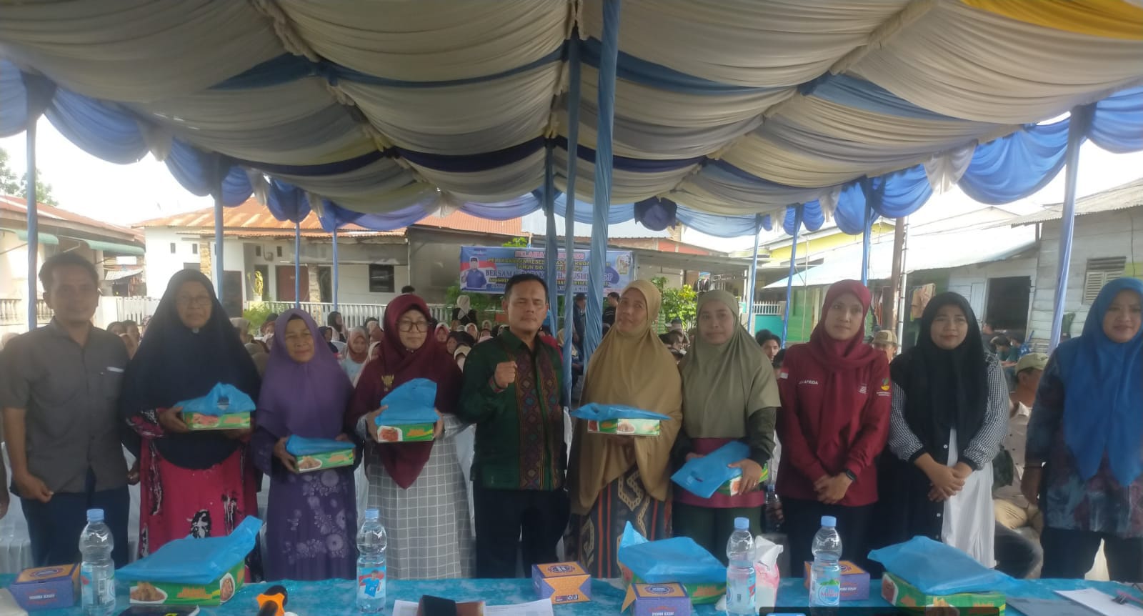 BERSAMA: Anggota DPRD Kota Medan dari Fraksi Partai Demokrat, Dr. H. Muslim, M.S.P diabadikab bersama masyarakat pada reses III di Marelan.