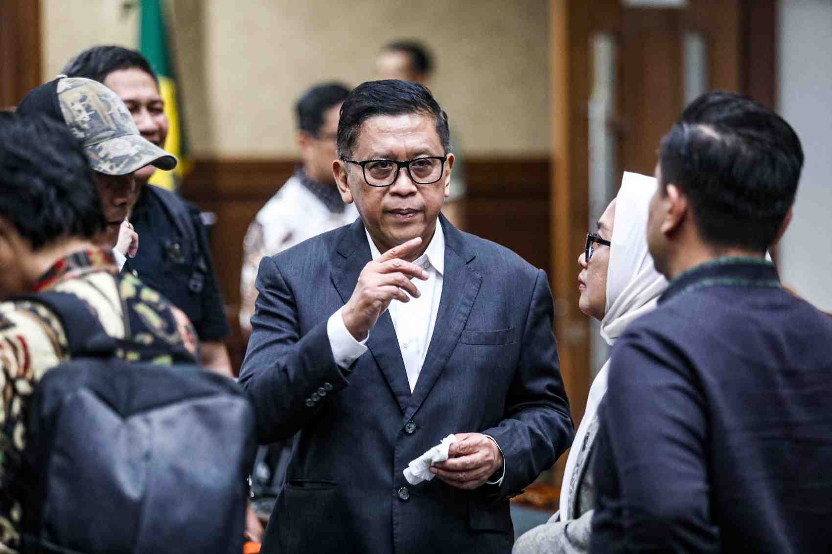 TUNTUTAN: Hasto Kristiyanto, Sekretaris Jenderal PDI Perjuangan, yang menjadi terdakwa dalam kasus dugaan suap dan perintangan penyidikan  usai sidang tuntutan  di Pengadilan Tipikor.