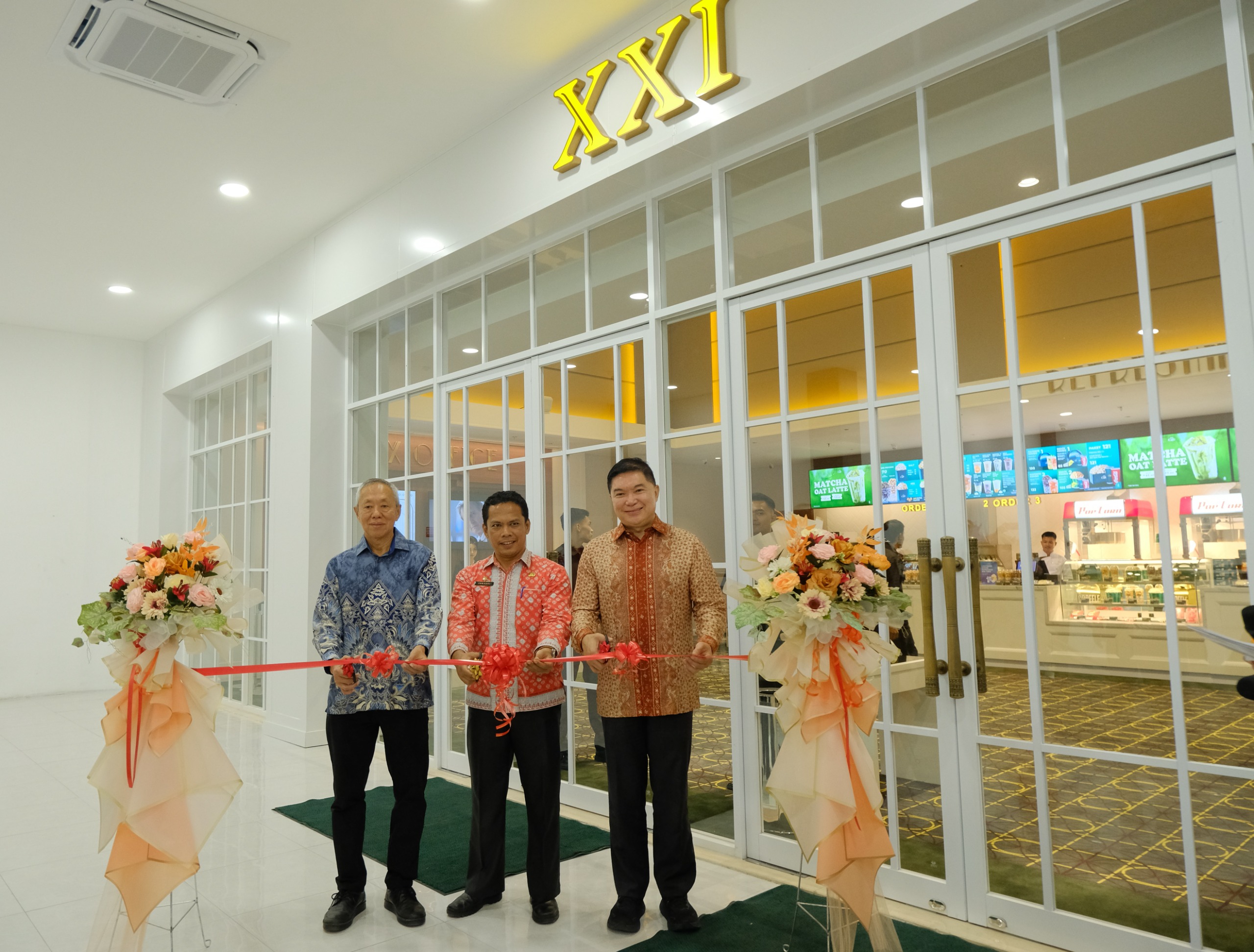 Kanan ke kiri : Direktur Cinema XXI Dody Suhartono, Sekretaris Daerah Kota Pematangsiantar Junaedi Antonius Sitanggang SSTP, Msi., dan CEO of Suzuya Group Aldes Maryono melakukan pemotongan pita.