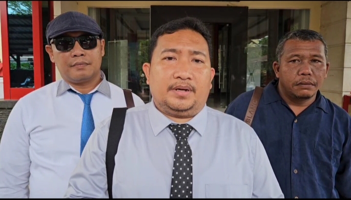 Suhandri Umar selaku kuasa hukum Rahmadi, memberikan keterangan terkait penangkapan kliennya di Polda Sumut, Kamis (31/7/2025) sore.