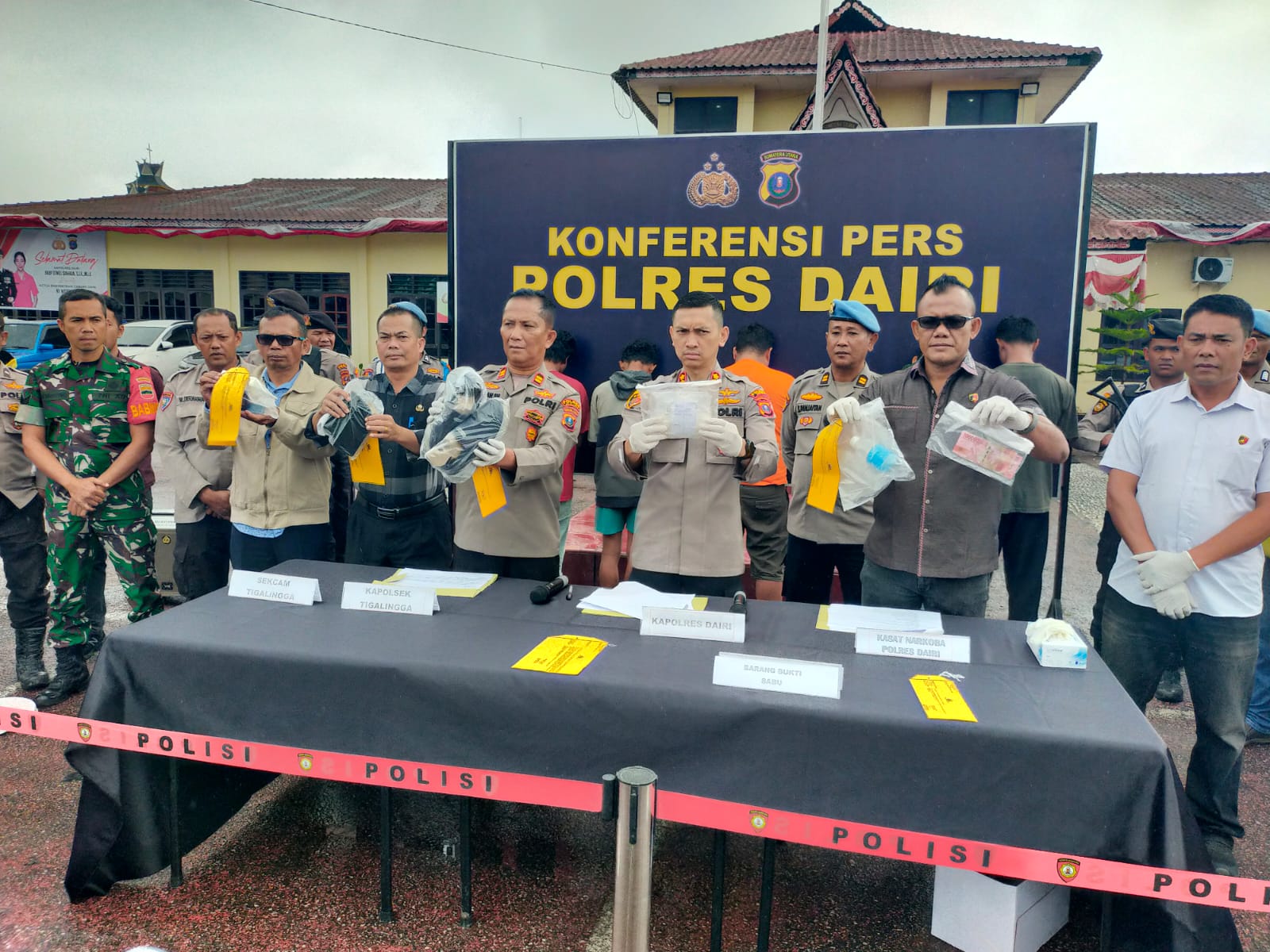 Kapolres Dairi AKBP Otniel Siahaan didampingi Kasat Narkoba, AKP Bram Candra  Sihombing, Kapolsek Tigalingga, Iptu Parlindungan Lumbantoruan, KBO Narkoba Ipda Fery Sitanggang menunjukkan tersangka SP